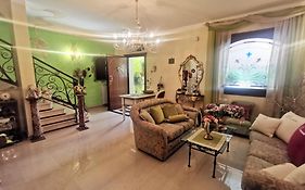 Queen'S Luxurious House